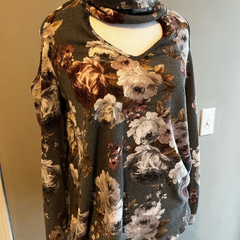Peach Love California Floral Patterned Knit Top Cold Shoulder Large